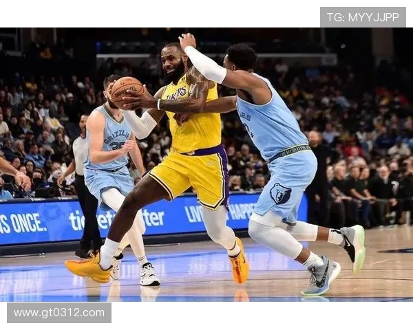 2016年灰熊与湖人对决回顾：经典时刻与精彩瞬间的碰撞