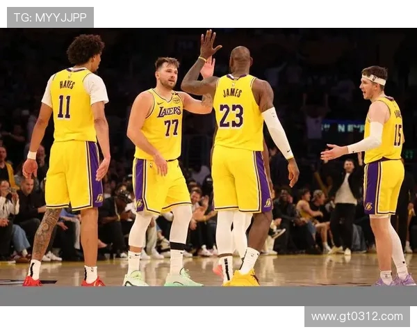 火箭与湖人对决回顾:10赛季的经典较量与传奇瞬间解析 火箭与湖人对决回顾:10赛季的经典较量与传奇瞬间解析