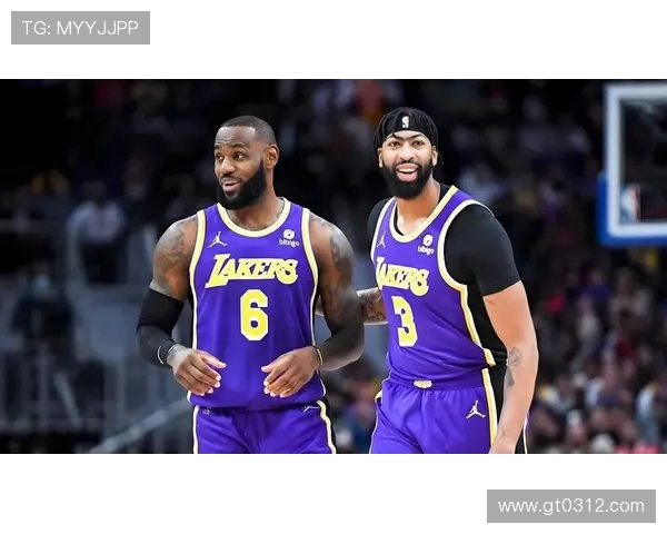 詹姆斯与戴维斯精彩对决视频回顾分析全场亮点与精彩瞬间分享