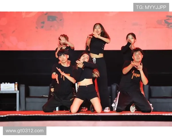 重庆街舞队在攀岩联赛中的灵活性表现分析与点评